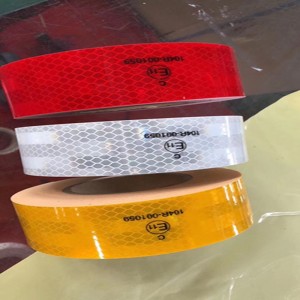 červená a bílá reflexní bezpečnostní páska